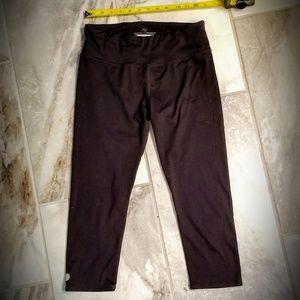 Threads 4 Thought Solid black cropped leggings